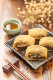 天津传统小吃驴打滚特写木桌面背景