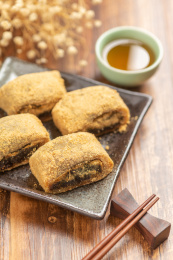 天津传统小吃驴打滚特写木桌面背景