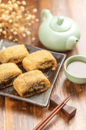 天津传统小吃驴打滚特写木桌面背景