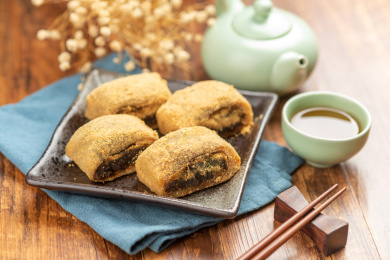 天津传统小吃驴打滚特写木桌面背景