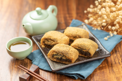 天津传统小吃驴打滚特写木桌面背景