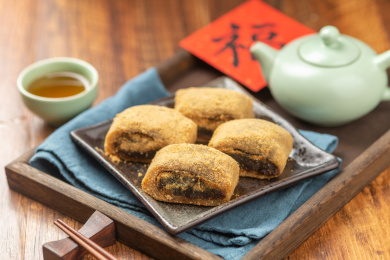 天津传统小吃驴打滚特写木桌面背景