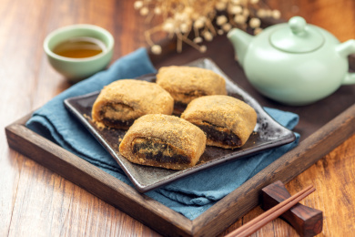 天津传统小吃驴打滚特写木桌面背景