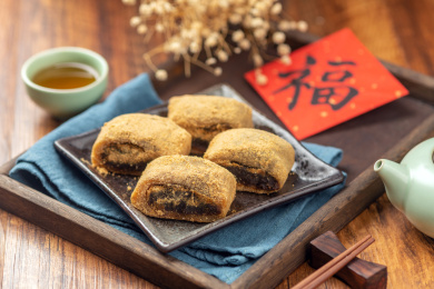 天津传统小吃驴打滚特写木桌面背景