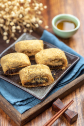 天津传统小吃驴打滚特写木桌面背景