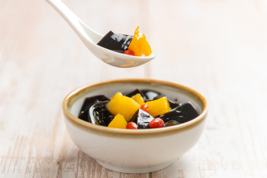 勺盛黑凉粉特写木桌面背景