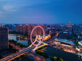 航拍夜色中的天津地标景观天津之眼