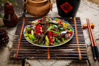 特色腊味美食爆炒腊鸡胗