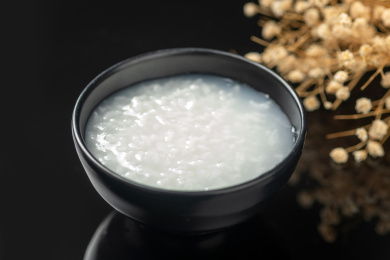 富含维生素的白米粥特写黑色背景