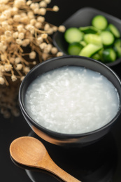 富含维生素的白米粥特写黑色背景