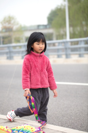 等待放飞风筝的小女孩