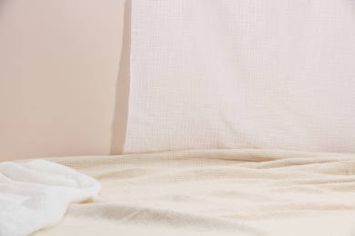 肤色背景前的桌面上铺上了米色麻布