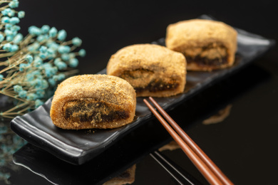 驴打滚特写黑色背景