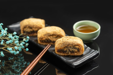 驴打滚特写黑色背景