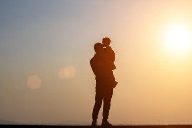 爸爸和孩子在一起玩