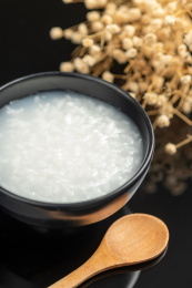 大米粥特写黑色背景