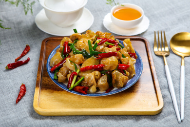 香辣美味特色菜肴爆炒腊鱼鳔