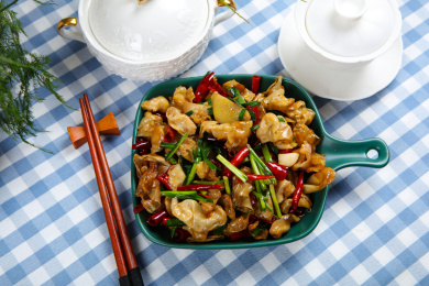 香辣美味特色菜肴爆炒腊鱼鳔