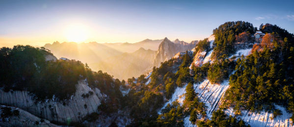 雪后中国陕西渭南华山佛寺日出全景