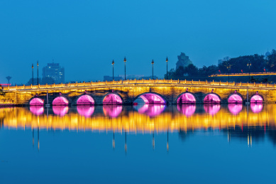 中国湖北荆州古城历史文化旅游区九龙桥夜景