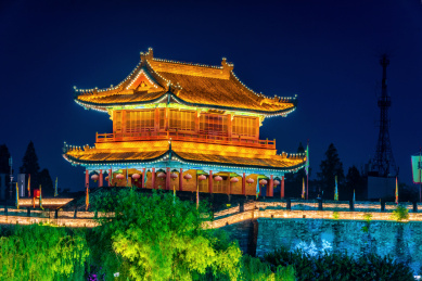 中国湖北荆州古城寅宾门宾阳楼夜景风光