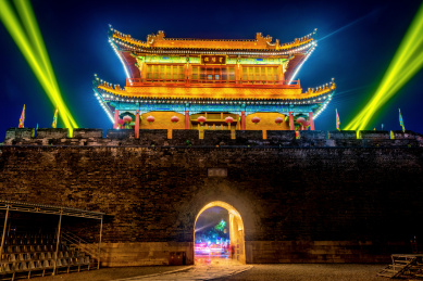 中国湖北荆州古城寅宾门宾阳楼夜景风光