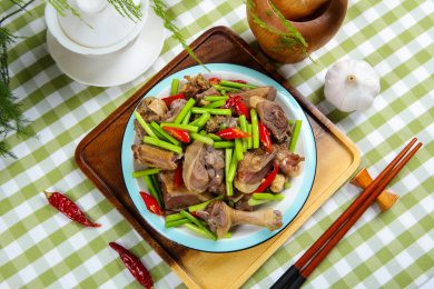 香辣美味的小吃蒜苔咸鸭