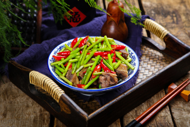 香辣美味的小吃蒜苔咸鸭