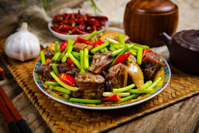 中餐菜肴美食爆炒咸香鸭
