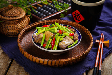 香辣美味的小吃蒜苔咸鸭