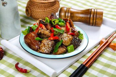 湘菜美食菜肴辣炒烟熏鱼