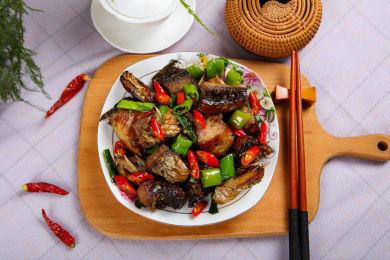 湘菜美食菜肴辣炒烟熏鱼