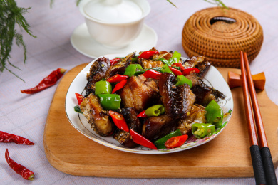 香辣美味的菜肴爆炒腊鱼块