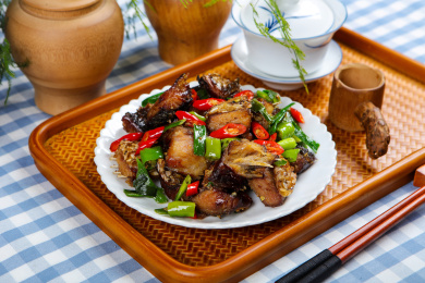 湘菜美食菜肴辣炒烟熏鱼