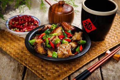 湘菜美食菜肴辣炒烟熏鱼