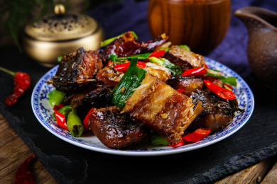 湘菜美食菜肴辣炒烟熏鱼
