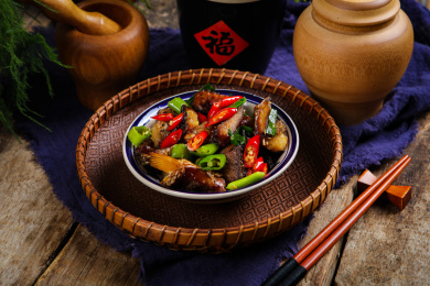 湘菜美食菜肴辣炒烟熏鱼