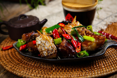湘菜美食菜肴辣炒烟熏鱼