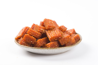 白色背景上的辣条面筋