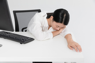 商务女性坐在办公桌前心情低落