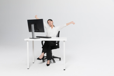 职场女性坐在椅子上伸懒腰