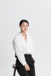 职场白领坐在高脚凳上半身形象照