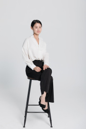 职场白领坐在高脚凳上全身形象照