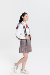 青年学生背着书包穿着校服