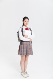 女学生背着书包手抱着书本