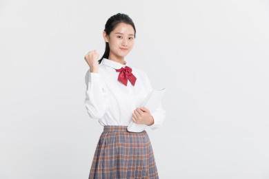 青年学生抱着书本穿着白衬衫微笑看镜头