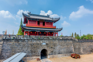 中国湖北荆州古城东门寅宾门宾阳楼风光