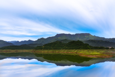 中国四川眉山瓦屋山在雅女湖中的倒影风光