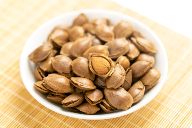 保健食品杏仁特写白色背景