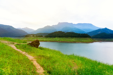中国四川省眉山市雅女湖瓦屋山自然风光